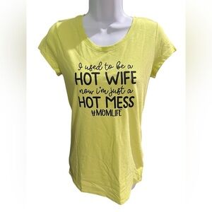 🌟 Handmade Graphic Tee – “Hot Wife to Hot Mess #MomLife” | Yellow Size M (7-9) 🌟